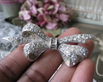 Broche Art Déco Émaillée En Forme De Nœud – Circa 1930, Occasion En Bon État
