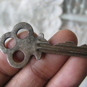 Antique Brass Key, Antique Flat Key, Antique Pin Tumbler Key, Grip Tumbler Key, Antique Steampunk Key, Key Pendant, Clover Top, Yale & Towne