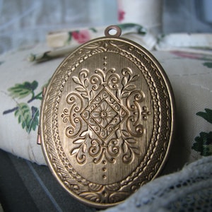 Victorian Locket, Vintage Victorian Style Locket, Stamped Brass Locket, Vintage Oval Locket, Large Oval Locket