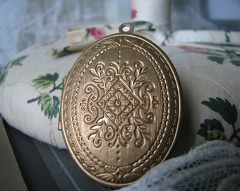 Victorian Locket, Vintage Victorian Style Locket, Stamped Brass Locket, Vintage Oval Locket, Large Oval Locket