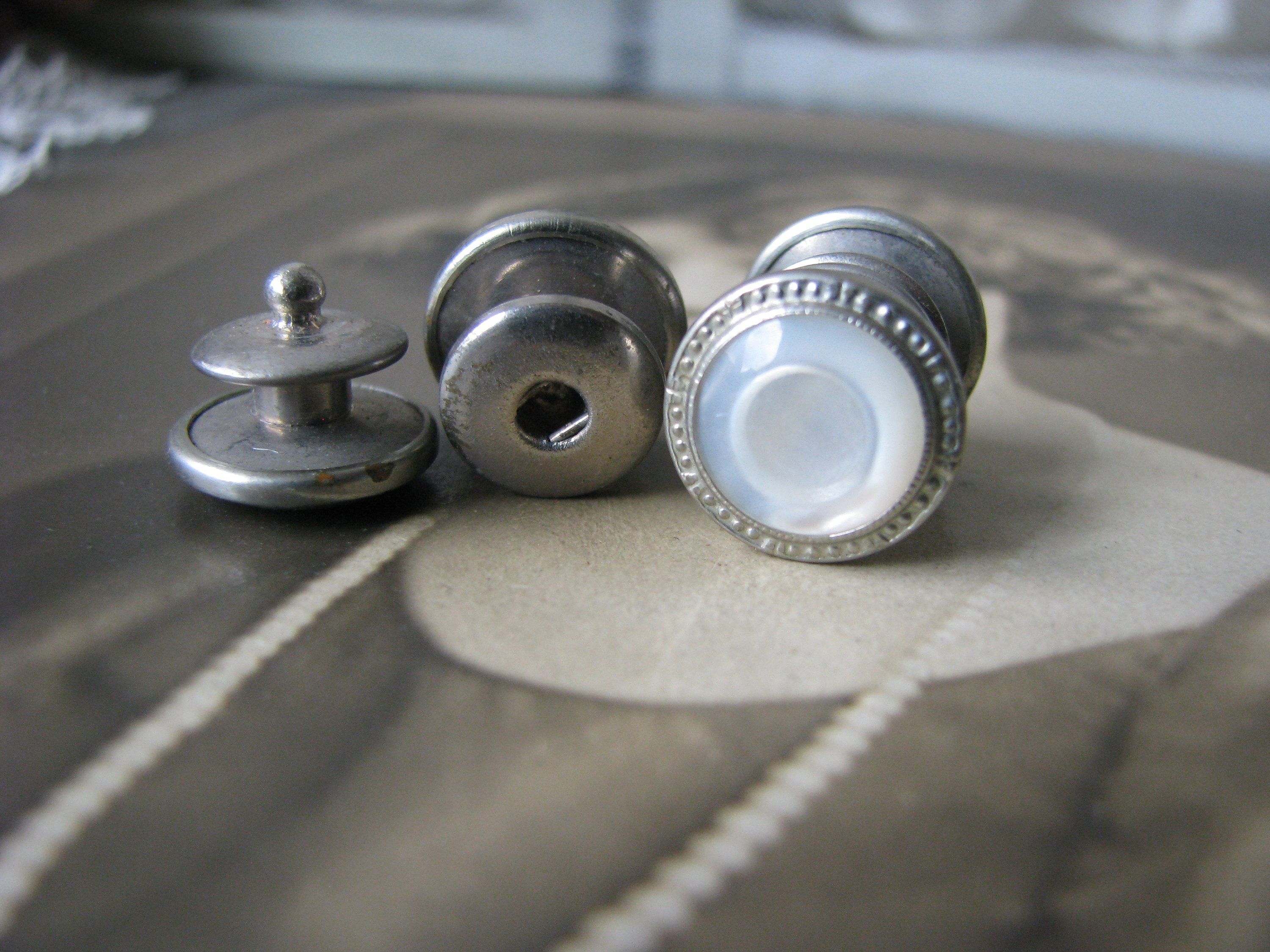Boutons De Manchette Vintage En Métal Et Nacre - Années 1920-1930 - Occasion