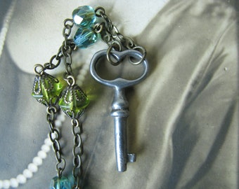 Collier ancien fait main avec clés françaises, perles de verre bleu vert vintage