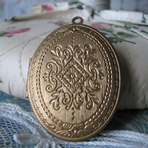Victorian Locket, Vintage Victorian Style Locket, Stamped Brass Locket, Vintage Oval Locket, Large Oval Locket