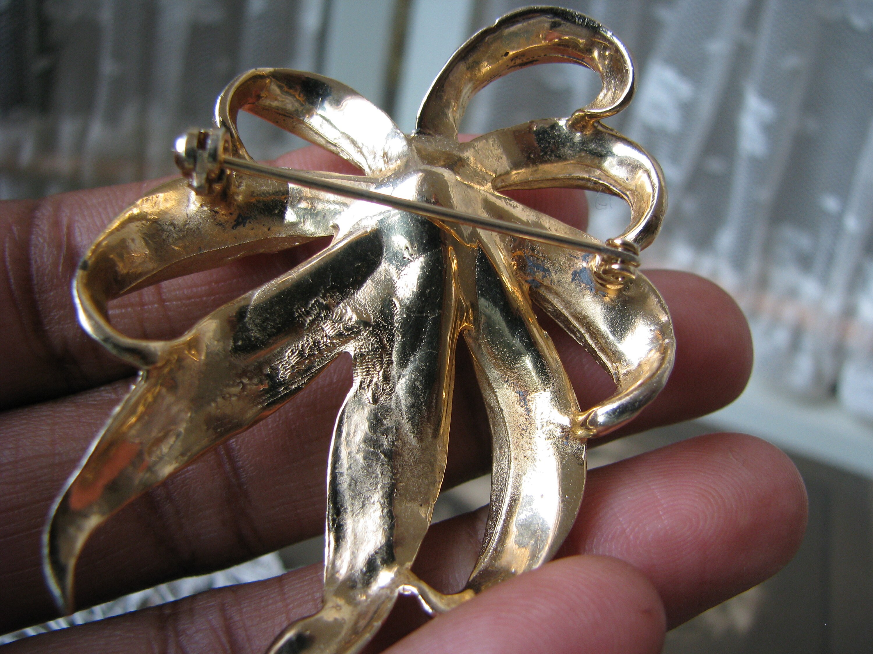 Broche Vintage Plaquée Or DX - Feuille Avec Strass Et Perle De Culture - Noire - Occasion Bon état