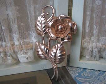Broche Ancienne Style Art Déco – 3 Fleurs Gravées Sur Cuivre Argenté – Occasion En Très Bon état