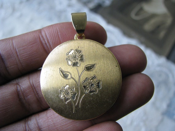 Vintage Round Locket, Etched Flower Locket, Vinta… - image 1