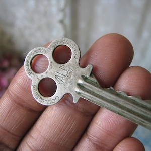 Antique Brass Key, Flat Brass Key, Antique Yale Key, Antique Pin Tumbler Key, Antique Steampunk Key, Key Pendant, Clover Top