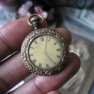 Antikes Taschenuhr-Locket, Repousse-Locket, spät viktorianisches Locket, Gold filled-Locket, Celluloid-Locket, Dreher