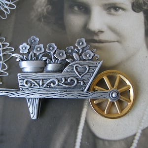 Vintage JJ Zinn Pin, Zinn Blumenwagen Pin, Zinn Rad Barrow Pin, Sammler Zinn Pin, Novelty Pin