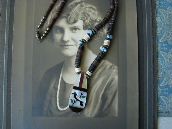 Vintage Native American Beaded Shell Necklace. Vin