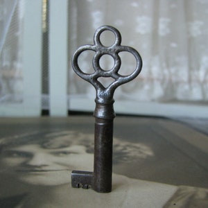 Antique Key Pendant, Clover Top Antique Key, Antique Steampunk Key, Steampunk Skeleton Key, Key Pendant