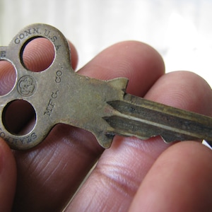 Antique Brass Key, Flat Brass Key, Antique Yale Key, Antique Pin Tumbler Key, Antique Steampunk Key, Key Pendant, Clover Top