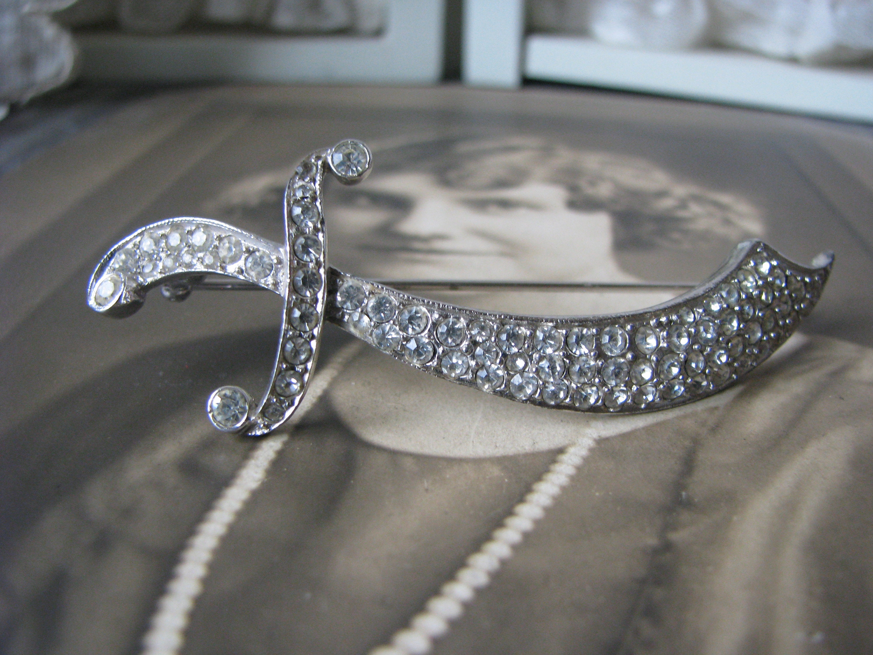 ヴィンテージ KRAMER of New York ブローチ、Kramer サーベル ブローチ