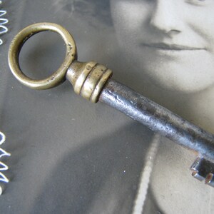 Llave de latón francesa antigua, llave de latón ornamentada, llave de mueble antiguo, llave steampunk antigua, llave de boda, símbolo de boda, símbolo de amor