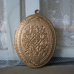 Victorian Locket, Vintage Victorian Style Locket, Stamped Brass Locket, Vintage Oval Locket, Large Oval Locket