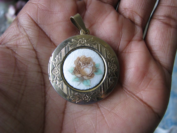 Gifts for Brides, Vintage Guilloche Locket,  Guil… - image 3