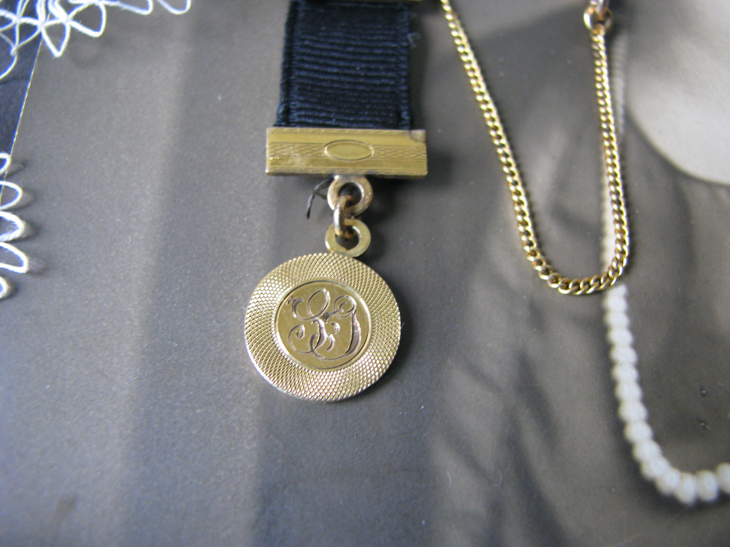Pendentif Médaillon Victorien – Ancien, Plaqué Or, Avec Chaîne De Montre Gousset