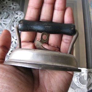 Vintage Miniature Sad Iron, Miniature Vintage Sad Iron, Primitive Sad Iron, Vintage Cloths Iron Sample,  Vintage Home Decor