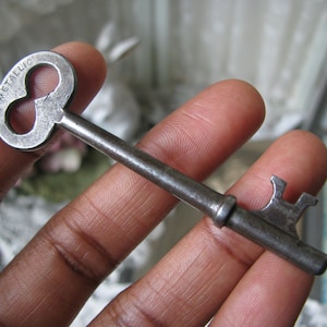 Decoración antigua de Halloween, llave francesa antigua, llave antigüedad del pecho, gran llave antigua, llave de la boda, ficha de boda, ficha de amor