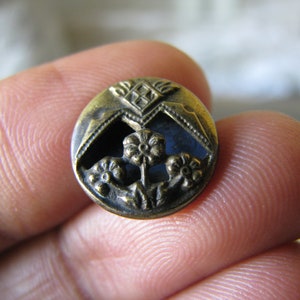 Antique Picture Button, Victorian Picture Button, Flower Picture Button, Large Picture Button, Victorian Sewing Notions, Collectable Button