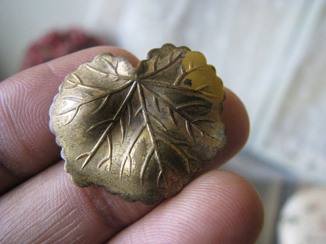 Button Geranium Antique Leaf Button, Antique Geranium Leaf Button, Victorian Leaf ...