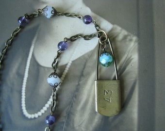 Collier épingle à linge en laiton, améthyste et collier de perles de verre tchèque, style vintage upcyclé