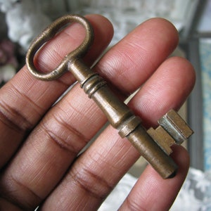 Antique Brass Key, Brass Skeleton Key, Large brass Key, Antique Steampunk Key, Steampunk Skeleton Key, Antique Hallowen Decor, Wedding Key