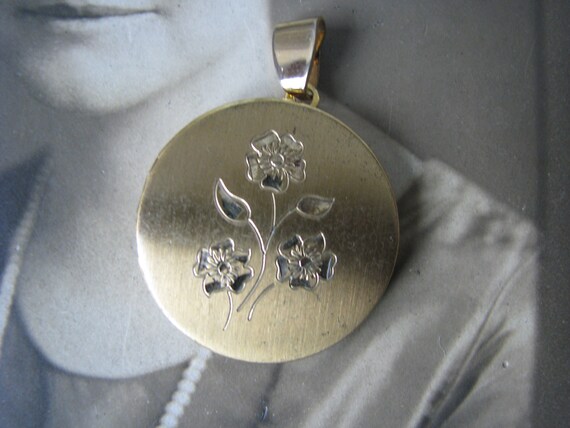 Vintage Round Locket, Etched Flower Locket, Vinta… - image 6