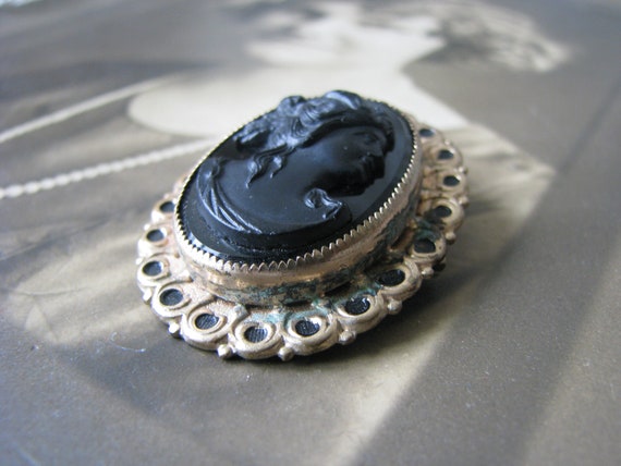 1940's Victorian Cameo Brooch, Repousse Black Cam… - image 4