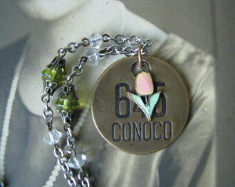 Collier tag vintage en laiton, assemblage de perles, breloque tulipe en émail
