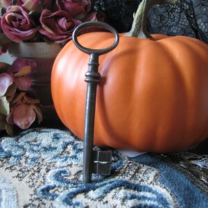Decoración antigua de Halloween, llave francesa antigua, llave de esqueleto antiguo, llave antigua grande, llave de boda, ficha de boda, ficha de amor, puerta, tronco,