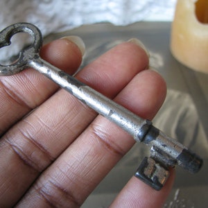Decoración antigua de Halloween, llave francesa antigua, llave de esqueleto antiguo, llave antigua grande, llave de boda, ficha de boda, ficha de amor, puerta, tronco,