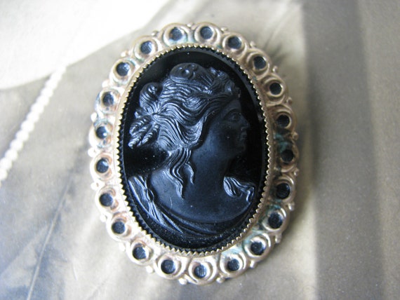 1940's Victorian Cameo Brooch, Repousse Black Cam… - image 3