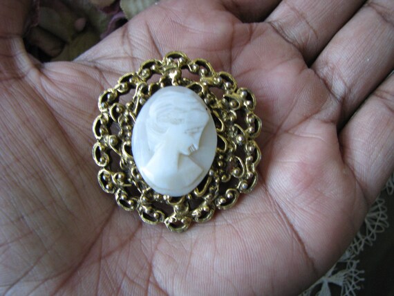 Vintage Cameo Brooch, 1960's Cameo Brooch, Carved… - image 4