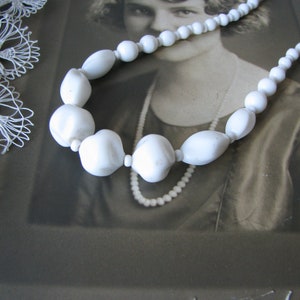 Art Deco bead Necklace, Milk Glass Bead Necklace, 1930&#39;s Czech Bead Necklace, Glass Bead Necklace, Graduated Bed Necklace, Choker Necklace