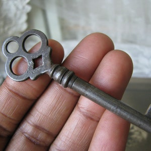 Llave ornamentada antigua, llave antigua hecha a mano, llave de esqueleto antiguo, llave ornamentada antigua, llave de boda, ficha de boda, ficha de amor, puerta, tronco,