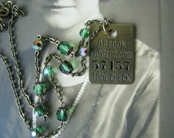 Collier tag vintage en laiton, assemblage de perles vertes faites main
