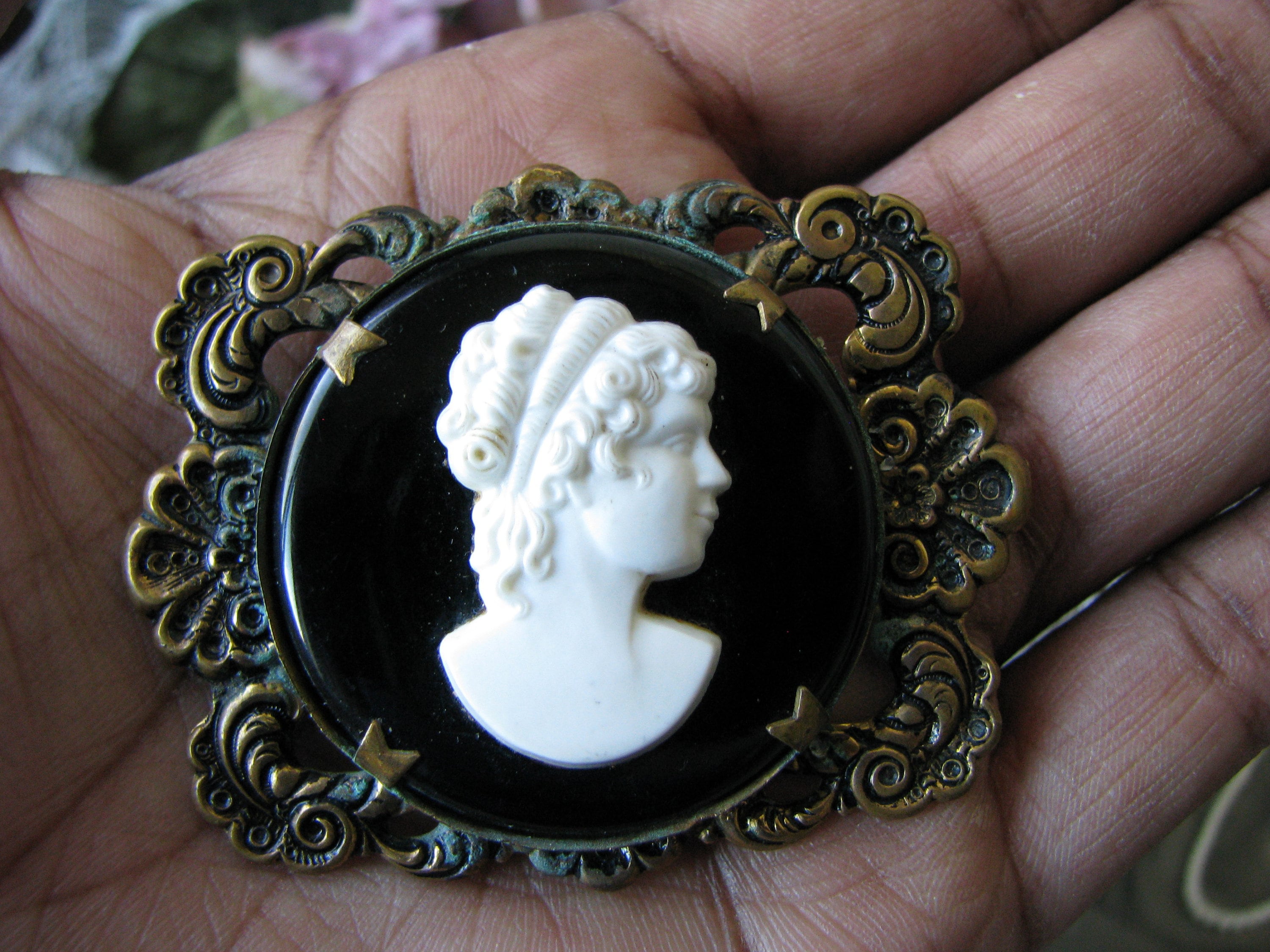 Broche Vintage Damier Noir Et Blanc En Celluloïd Sur Métal Doré - Modèle K32