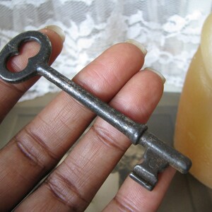 Decoración antigua de Halloween, llave francesa antigua, llave de esqueleto antiguo, llave antigua grande, llave de boda, ficha de boda, ficha de amor, puerta, tronco,