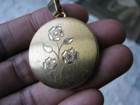 Vintage Round Locket, Etched Flower Locket, Vinta… - image 2