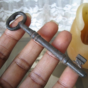 Decoración antigua de Halloween, llave francesa antigua, llave de esqueleto antiguo, llave antigua grande, llave de boda, ficha de boda, ficha de amor, puerta, tronco,