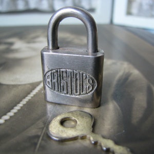 Vintage messing klein hangslot en sleutel, Bristol's hangslot, vintage miniatuurhangslot met sleutel, Corbin Lock Co., Steampunk-hangslot en sleutel