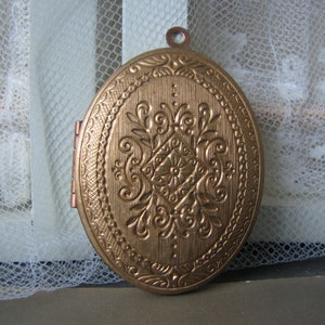 Victorian Locket, Vintage Victorian Style Locket, Stamped Brass Locket, Vintage Oval Locket, Large Oval Locket