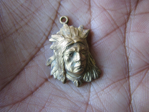 ヴィンテージ真鍮インディアンヘッドペンダント、1940年代刻印入り