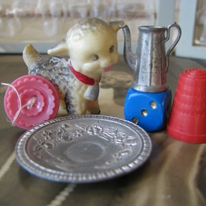 Vintage I SPY Spielteile, Fundstücke Spielstücke, Curated I SPY Spielstücke, Vintage Fundstücke, Antike Fundstücke Curio Cabinet