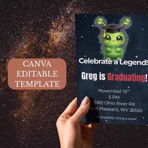 Op de afbeelding: Een rechthoekige uitnodigingssjabloon voor een afstuderen met een groen alien-personage dat een zwarte afstudeerhoed draagt. De tekst luidt Celebrate a Legend! Greg is Graduating! November 15th 5 PM 6182 Ohio River Rd Point Pleasant, WV 25550 Remember: bring a towel.