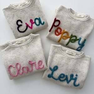 Pull avec prénom brodé à la main pour grands enfants de 6 à 12 ans, pull avec prénom personnalisé, pull brodé surdimensionné de confettis pour enfants, pull en tricot image 1