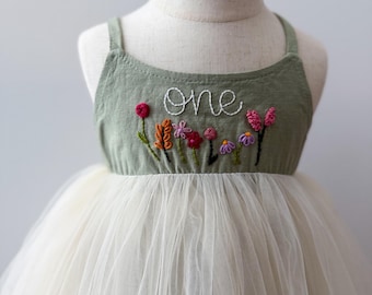 Tule jurk in tutu-stijl, met de hand geborduurde gepersonaliseerde tutu-stijl jurk, gepersonaliseerde jurk, bloemenmeisjesjurk, geborduurde naam tutu-jurk