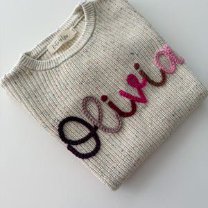 Pull avec prénom brodé à la main pour grands enfants de 6 à 12 ans, pull avec prénom personnalisé, pull brodé surdimensionné de confettis pour enfants, pull en tricot image 7