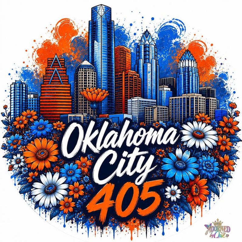 Op de afbeelding: Een cirkelvormige grafische illustratie van de skyline van Oklahoma City in blauwe en oranje tinten, omringd door een dicht arrangement van oranje, blauwe en witte bloemen. De tekst Oklahoma City 405 staat centraal in witte en oranje letters.